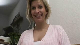 blondine rasiert sich fuer den nachbarn und spielt mit dem toy