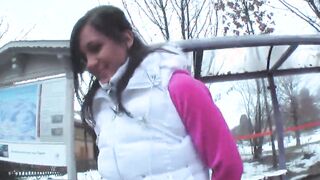 Teenie Barbara besorgt es sich fuer Taschengeld
