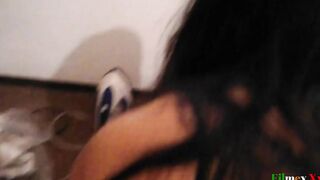 Una sugar MILF de culo grande es masturbada y follada por chico adolescente "sugar mommy"