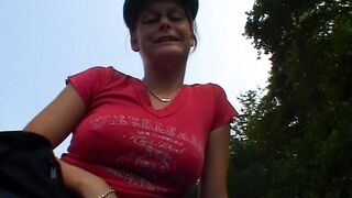 Arbeitskollegin im Freien nach der Arbeit beim Vibrator spielchen gefilmt