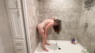 Whore fiance fucks herself inside the shower on long vibrator