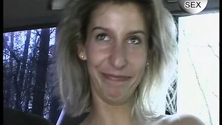 Im Auto den Sex Toy inside die Vagina geschoben