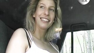 Im Auto den Sex Toy inside die Vagina geschoben