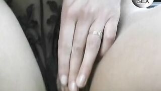 Im Auto den Sex Toy inside die Vagina geschoben