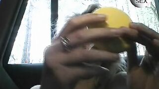Im Auto den Sex Toy inside die Vagina geschoben