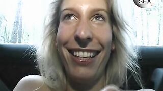 Im Auto den Sex Toy inside die Vagina geschoben