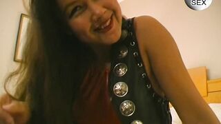 Dark Haired inside Leder spielt mit Glasdildo bis sie geil ist