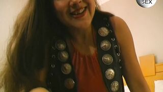 Dark Haired inside Leder spielt mit Glasdildo bis sie geil ist