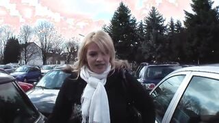 Blonde Pumt sich beim Casting die Fotze auf
