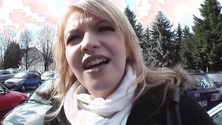 Blonde Pumt sich beim Casting die Fotze auf