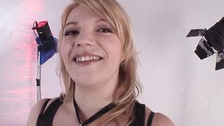 Blonde Pumt sich beim Casting die Fotze auf