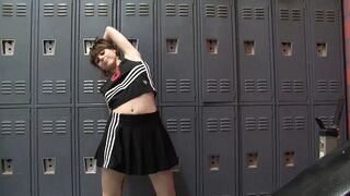 Cheerleader blaesst big black dick und laestt sich danach ficken