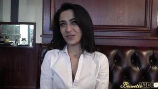 Nelie aime le sexe et se fait prendre par tous les trous