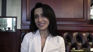 Nelie aime le sexe et se fait prendre par tous les trous