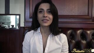 Nelie aime le sexe et se fait prendre par tous les trous