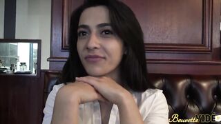 Nelie aime le sexe et se fait prendre par tous les trous