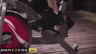 Brazzers - Competitive Workout Buddies Ariella Ferrera & Reagan Foxx go all into on their Pussies