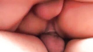 Sie haben es im Porno gesehen und wollen einen dreier mal ausprobieren - scheint perfect zu klappen zwischen ihren Backen ...