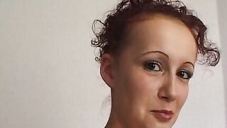 Junges 19 Year Old lutsch vor der Kamera