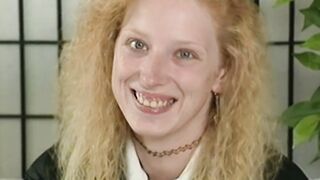 Blondes Barely Legal macht fuer Geld