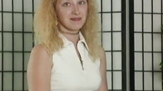 Blondes Barely Legal macht fuer Geld