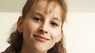 zierliche frau massiert sich