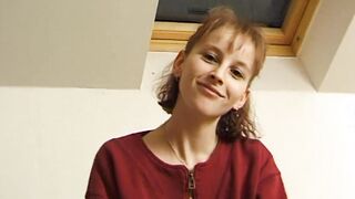 zierliche frau massiert sich