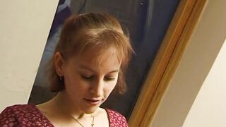 zierliche frau massiert sich
