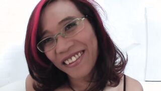 Asiatische Mom besorgt es sich vor der Kamera