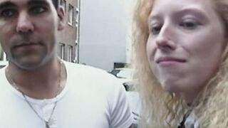 Sie mag Sperma auf Ihrem Koerper