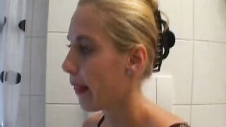 Blonde im Bad gefilmt schoene Rasur der Fotze