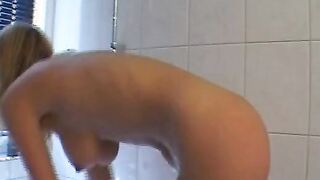 Blonde im Bad gefilmt schoene Rasur der Fotze