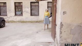 HUNT4K. Magicians incredible sexy GF with nice breasts hooks up anally