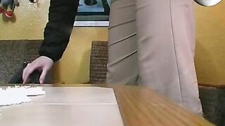 Der Vibrator kommt into jedes Loch