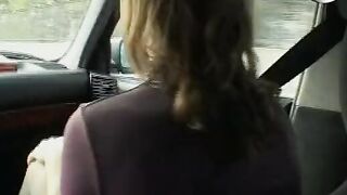 Nie Nutte im Auto vernascht