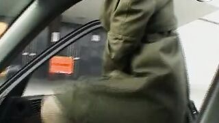 Nie Nutte im Auto vernascht