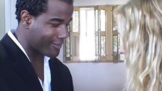Bitch likes kinky talk to this ebony guy while fucking her