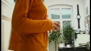 Dicke titten Milf fistet im Buero Ihre Fotze