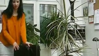 Dicke titten Milf fistet im Buero Ihre Fotze