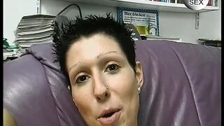 Kurzhaarige bitch fistet sich mit dem Toy