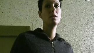 Kurzhaarige bitch fistet sich mit dem Toy