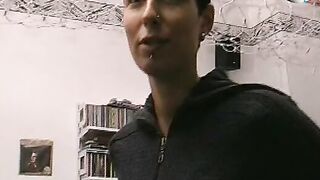 Kurzhaarige bitch fistet sich mit dem Toy