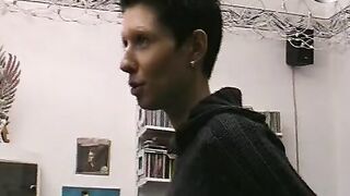 Kurzhaarige bitch fistet sich mit dem Toy