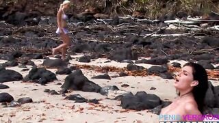 Madchen spielt mit ihrer Muschi und beobachtet Paar beim Ficken am Strand