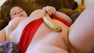 Dicke schnecke besorgt es sich mit einer banane