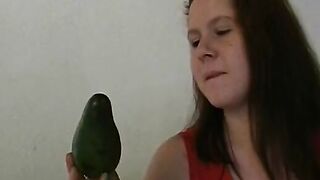 Dicke schnecke besorgt es sich mit einer banane