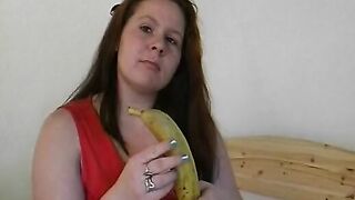 Dicke schnecke besorgt es sich mit einer banane