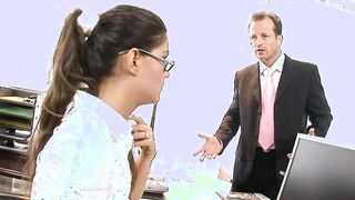 Das stand aber nicht im Vertrag! Sekretearin gibt dem Chef ihren Arsch! Boss fucks secretary inside