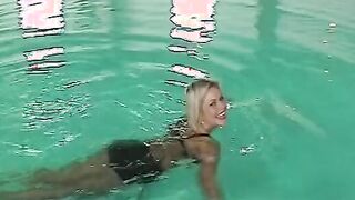 Blonde Russin verbrennt sich die Muschi
