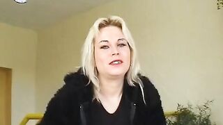 Blonde Russin verbrennt sich die Muschi